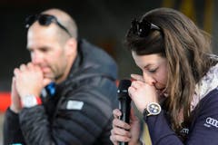 Die Skirennfahrerin Dominique Gisin wischt sich eine Träne weg, als sie ihren Rücktritt am Donnerstag bekannt gab. (Bild: JEAN-CHRISTOPHE BOTT)