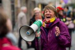 Eine Frau läuft lachend durch die Innenstadt anlässlich des Weltlachtages 3. Mai 2014 in Zürich. (Bild: Keystone)
