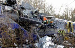 Die Unfallstelle zeigt ein Bild der Verwüstung. (Bild: EPA/Josef Reisner)