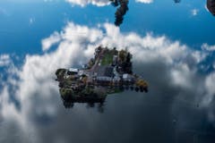 Ein vom Wasser eingeschlossener Bauernhof in der Magadino-Ebene. (Bild: Keystone)