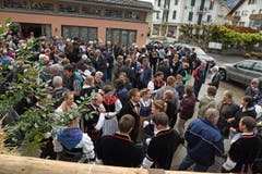 Beim Volksapero vor dem Pfarreizentrum treffen sich die Älpler und die Dorfbevölkerung. (Bild: Robert Hess (OZ))