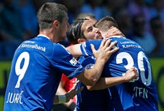 Luzerns Jahmir Hyka (Mitte) feiert sein erstes Tor mit Tomi Juric (links) und Cedric Itten. (Bild: Keystone / Thomas Hodel)