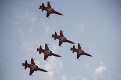 Die Patrouille Suisse der Schweizer Armee trainiert am Eidgenössischen Schwing- und Älplerfest. (Bild: Keystone)