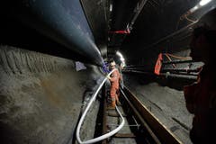Bis die Mineure bei der Maschine angelangen, ist es ein weiter Weg. (Bild: Corinne Glanzmann / Neue LZ)