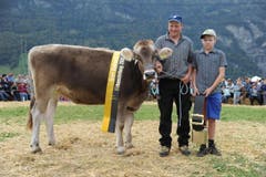 Der neue BS-Rinder-Champion Joya mit Besitzer Walter Bissig, Isenthal. (Bild: Urs Hanhart)