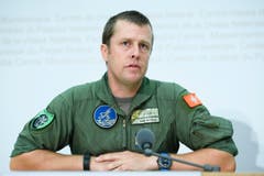 Pierre de Goumoens, Kommandant der Luftwaffe, spricht anlässlich der Medienkonferenz zum abgestürzten Armeeflugzeug. (Bild: MANUEL LOPEZ)