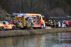 Rettungskräfte bei der Unglücksstelle in der Nähe von Bad Aibling. (Bild: AP/Matthias Schrader)