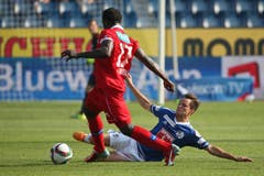 Luzerns Clemens Fandrich (R) gegen Sions Pa Modou. (Bild: Philipp Schmidli)