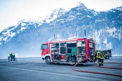 Die grösste Herausforderung der Feuerwehr vor Ort war die Beschaffung des Wassers. (Bild: Roger Grütter / Neue LZ)