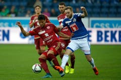 Die Vaduzer Simone Grippo, links, und Philipp Muntwiler, Mitte, und Jakob Jantscher von Luzern, rechts, kämpfen um den Ball beim Fussball Meisterschaftsspiel der Super League zwischen dem FC Luzern und dem FC Vaduz am Samstag in der Swissporarena in Luzern. (Bild: Keystone/Alexandra Wey)