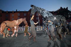 The Massed Pipes and Drums und War Horse aus Südafrika. (Bild: Keystone / Patrick Staub)