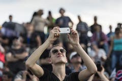 Ein Zuschauer macht Bilder mit einem Smartphone. (Bild: Keystone)
