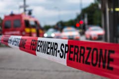 «Wir versuchen, die Situation unter Kontrolle zu bringen. Wir haben keine Kenntnis, wo die Täter sich aufhalten», sagte Thomas Baumann von der Polizei der Nachrichtenagentur dpa am Freitagabend. (Bild: Keystone/Lukas Schulze)