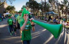 Ein Knabe läuft mit seiner Familie zum Startplatz für die Parade in Savannah. (Bild: Keystone)
