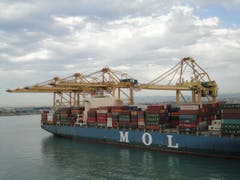 Hafenschiff in Barcelona - die grossen Container erscheinen wie Legosteine (Bild: Karin Buholzer)