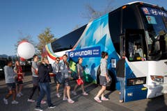 Nach dem Ausflug besteigen die Spielerinnen wieder den Teambus. (Bild: KEYSTONE / SALVATORE DI NOLFI)