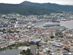 In Bergen sind die gewaltigen Wohn-und Geschäftshäuser kaum von den riesigen "Kreuzfahrt-Schiffchen" zu unterscheiden. (Bild: Margrith Imhof-Röthlin)