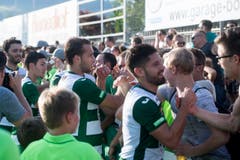 Viele Zuschauer wollen den Spielern gratulieren. (Bild: Keystone / Marcel Bieri)