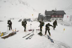 Rekruten der Schweizer Armee machen auf dem Oberalppass ihre Abschlussprüfungen als Gebirgsspezialisten. (Bild: Keystone)