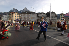 Nüsseln auf der Ibächler Muotabrücke. (Bild: Bote der Urschweiz)