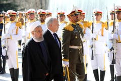 Später heisst der Iranische Staatspräsident Hassan Rouhani den Bundespräsidenten im Saadabad Palast willkommen. (Bild: Ebrahim Noroozi)