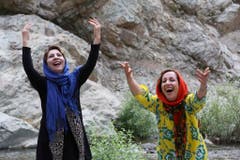 Eine Lach-Yoga-Lektion im Freien mit Leiterin Mahroo Sameni (rechts) im Iran. (Bild: Keystone)