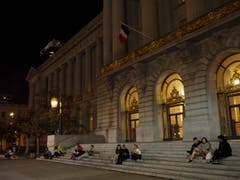 Vor dem Rathaus in San Francissco gedenken Menschen der Opfer von Paris. (Bild: EPA/John G. Mabanglo)