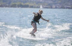Das Wakeboard wird am Schluss eines Turn zum Surfboard. (Bild: André A. Niederberger / Neue NZ)