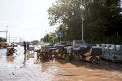 Die verschmutzten Töffs der Post werden geputzt. (Bild: Keystone / Alexandra Wey)