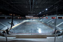 Das Hockeystadion bietet 7000 Zuschauern Platz, (Bild: Keystone / Peter Schneider)