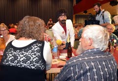 Müslim interviewt Brigitte und Hugo Flühler. (Bild: Romano Cuonz (Neue NZ))