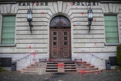 Es gab einen Sachschaden in der Höhe von mehreren zehntausend Franken. (Bild: KEYSTONE/Ennio Leanza)