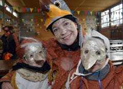 Die Giswiler Vogelfamilie mit wunderschönen selber gebastelten Masken die Kinder Lia und Lars. (Bild: Romano Cuonz)