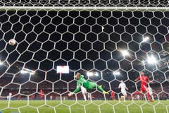 Haris Seferovic vergibt vor Goalie Joe Hart. (Bild: Keystone/Laurent Gillieron)