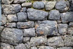 Diese vor rund 100 Jahren verbauten Steine der Trockenmauer werden wieder verwendet … (Bild: Robert Hess / Neue OZ)