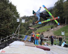 Kopfvoran über die Schanze in Altdorf (Bild: Urs Hanhart / Neue UZ)