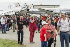 Tausende Aviatikfans tummeln sich um historische Fluggeräte wie eine DC3 der Swissair, links und die Super Constellation (Bild: Keystone)