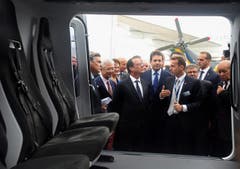 Der französische Präsident lauscht gespannt den Erklärungen des CEO von Airbus Helicopters Guillaume Faury. (Bild: REMY DE LA MAUVINIERE / POOL)