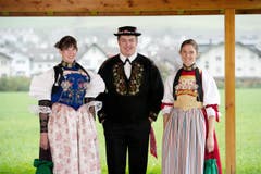 Hochsaison für Trachten. Im Bild von links Silvia Gut, Kobi Würsch und Patricia Kipfer. (Bild: Corinne Glanzmann / Neue NZ)