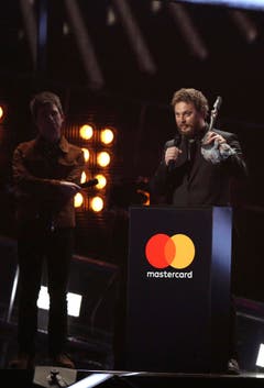 David Bowies Sohn Duncan Jones nimmt die Auszeichnung für das Album des Jahres entgegen, für welches sein verstorbener Vater geehrt wurde. (Bild: Keystone)