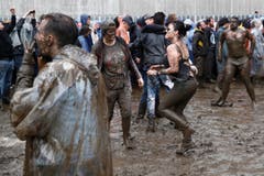 Das Wetter scheint den Rockfans zu passen. (Bild: Keystone / Peter Klaunzer)