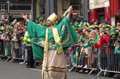 Ein Mann, der sich als St.Patrick verkleidet hat, während der Parade in der irischen Hauptstadt Dublin. (Bild: Keystone)