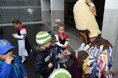 Der Wildmann verteilt Nüssli an die Kinder. (Bild: Robert Hess (OZ))