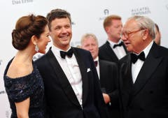 Die dänische Kronprinzessin Mary und Kronprinz Frederik im Gespräch mit Verleger Hubert Burda. (Bild: Keystone)