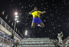 Ein Mitglied der «Grande Rio Samba School» in Action. (Bild: Keystone)