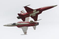 Zwei Tiger F5-E der Patrouille Suisse ziegen eines ihrer berühmten Kreuzungsmanöver (Bild: Keystone)