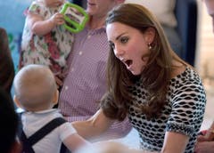 Mama Kate erzählte den anderen Eltern, dass George durchschlafe und bereits fünf Zähne habe. (Bild: Keystone)