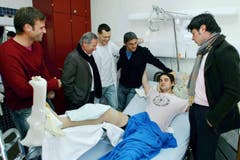 Doppelter Beinbruch. In einem der ersten Spiele für den FC Luzern verletzt sich Seoane schwer. Im Kantonsspital Obwalden erhält er Besuch von Patrick Foletti, Sportchef Raffaele Natale, Teamarzt Koni Birrer, Assistenztrainer Salvatore Romano und Trainer Ciriaco Sforza. (Bild: Beat Blättler)