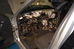 Hunderte von Zigarettenschachteln hat der Mazedonier im Armaturenbrett verbaut. (Bild: Eidgenössische Zollverwaltung)