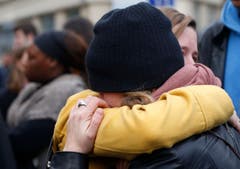 Bestürzung und Trauer vor dem Cafe Carillon in Paris. (Bild: AP/Jerome Delay)